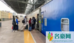 卧铺情侣睡一起乘警会说吗 情侣坐火车卧铺能一起