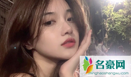 一个男生不让你谈恋爱是什么意思2