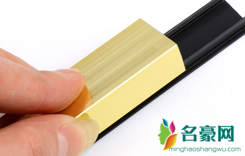 钛金条可以直接粘在墙布上吗3