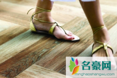 地板粘脚是什么原因 实木复合地板怎么养护
