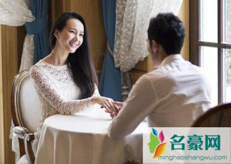 男人故意靠女生很近是试探吗