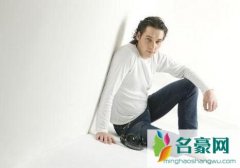 男性坐姿分析是否喜欢你，男人对你有意思是什么坐