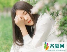 男生偷偷暗恋女生表现细节，他会关注你却不主动联