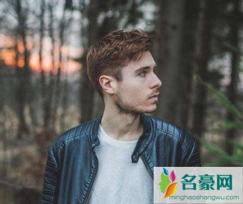 男人喜欢你但假装冷漠的表现