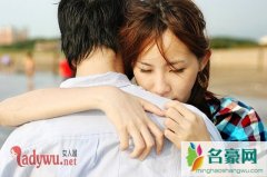 男生的肢体接触的含义，男生抚摸你脸说明了什么
