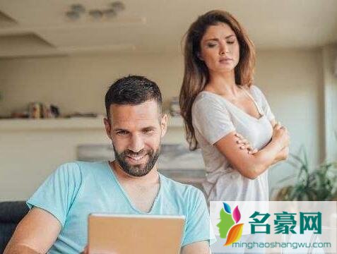 男人没放下小三的表现