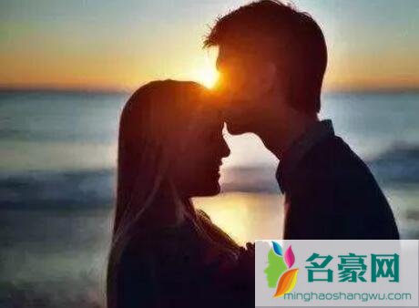 男人亲女人额头什么意思