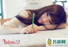 中年女人爱你的暗示有哪些，已婚女人暗恋你的眼神