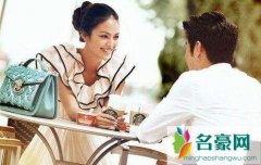 怎样看出他对你是否有兴趣？4种约会小动作读懂他