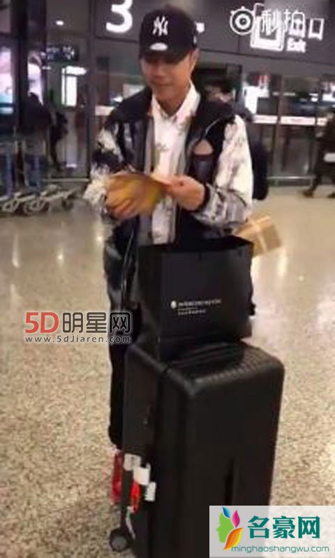 “虹桥一姐”机场还袁成杰汉堡 称受到热搜干扰