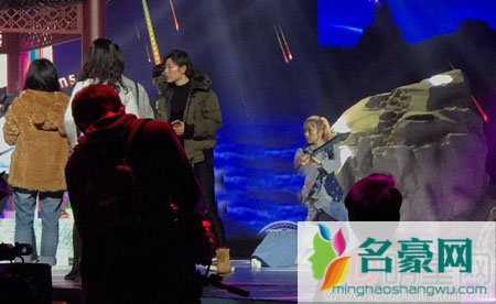 何洁离婚获朋友力挺 未受影响现身节目录制现场