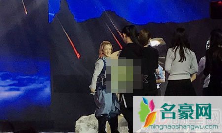 何洁离婚获朋友力挺 未受影响现身节目录制现场