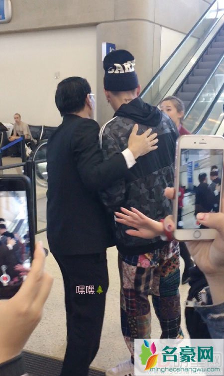 潮男吴亦凡的新日常 奶奶裤现身洛杉矶机场