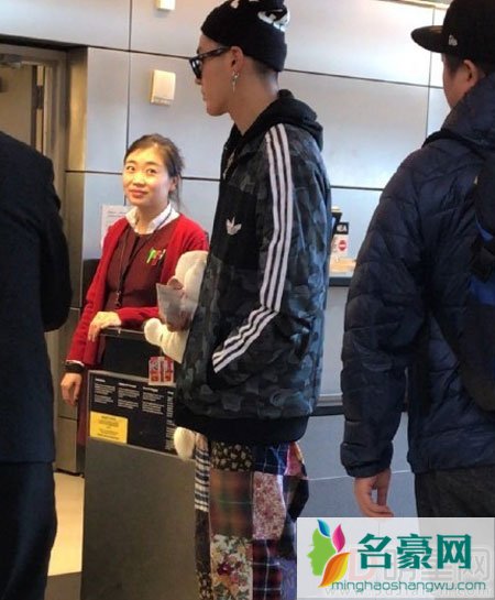 潮男吴亦凡的新日常 奶奶裤现身洛杉矶机场
