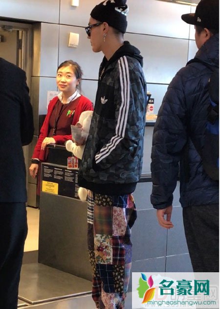 潮男吴亦凡的新日常 奶奶裤现身洛杉矶机场
