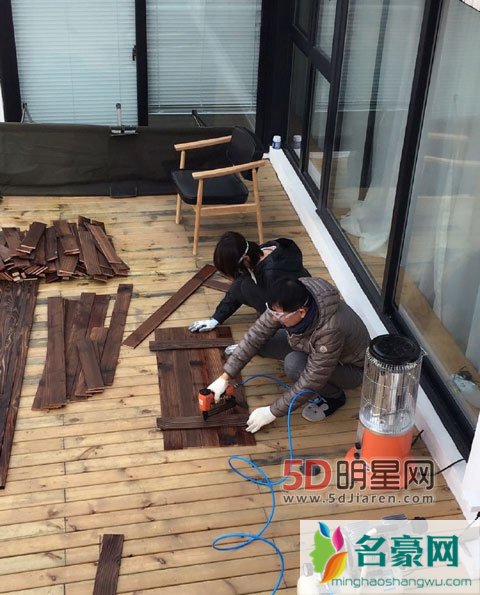 郑爽消失后再现身 郑爽爸爸发和郑爽一起做木工组图