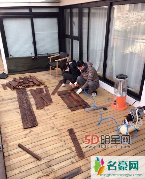 郑爽消失后再现身 郑爽爸爸发和郑爽一起做木工组图