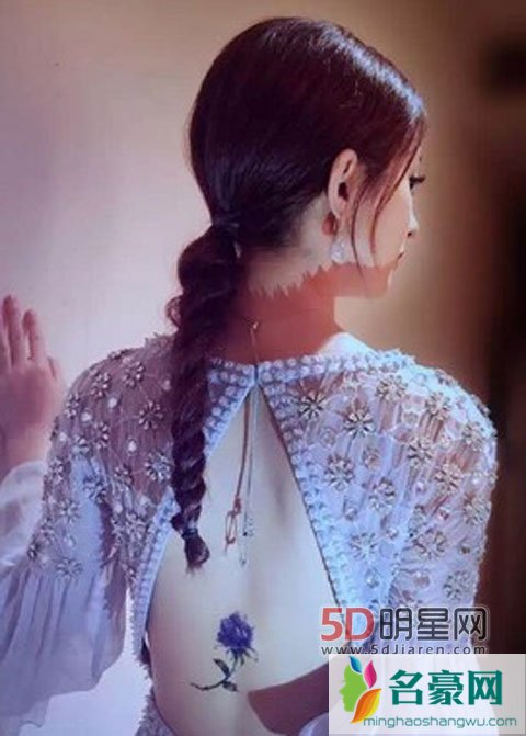 赵丽颖片场拍马戏骑玩具马 因为曾被摔下留下阴影