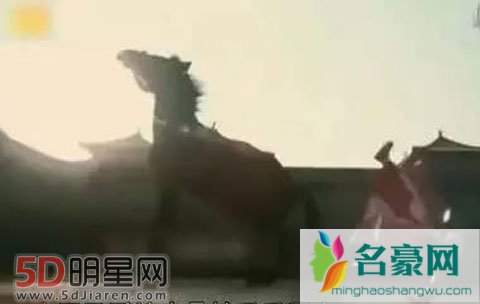 赵丽颖片场拍马戏骑玩具马 因为曾被摔下留下阴影