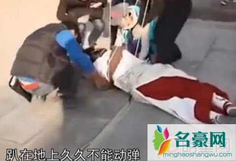 赵丽颖片场拍马戏骑玩具马 因为曾被摔下留下阴影