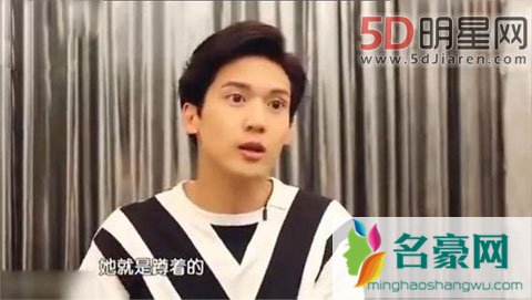 赵丽颖片场拍马戏骑玩具马 因为曾被摔下留下阴影