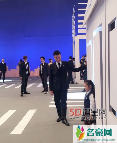 孙红雷微博晒罗志祥黄渤合照 孙红雷微博喊话小猪女友周扬青