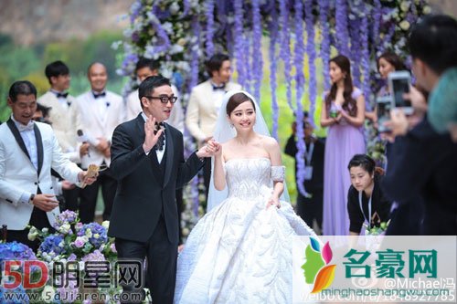 张靓颖坦言成都婚礼推迟 因其母不愿出席