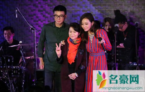 张靓颖坦言成都婚礼推迟 因其母不愿出席