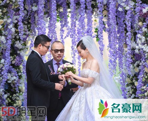 张靓颖坦言成都婚礼推迟 因其母不愿出席