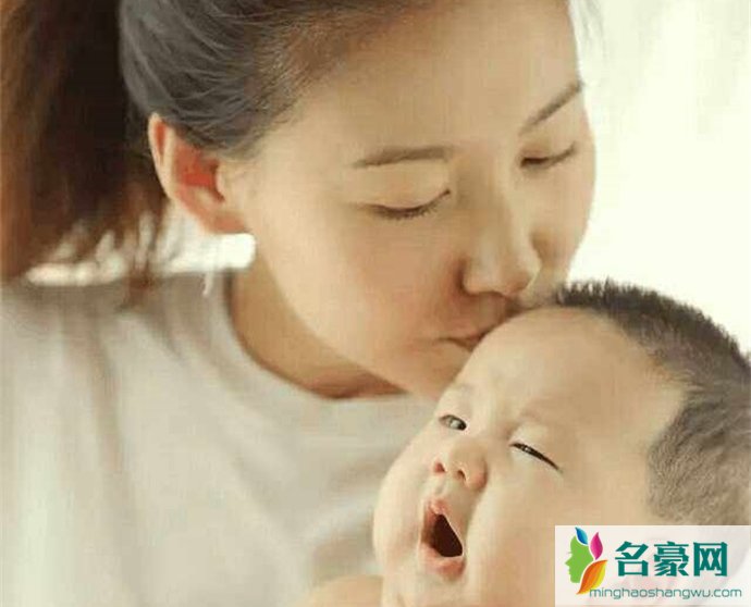 高露晒出亲吻孩子照片