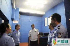 男子派出所顺手机 不自量力还是智商下线