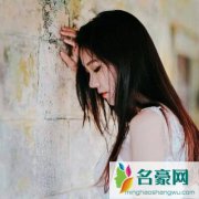 男友叫几个哥们一起上我家，我被刁难时他选择视而
