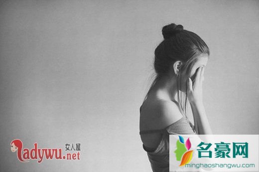 伤感女生黑白图片_你走近我生活没多久 却悄悄离开_feizl.com