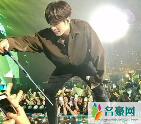 学习吸引爱豆新技能 王嘉尔被粉丝黑表情包亮了