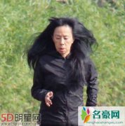 周润发妻子跑步照曝光被嫌弃 两人婚后多年为何无