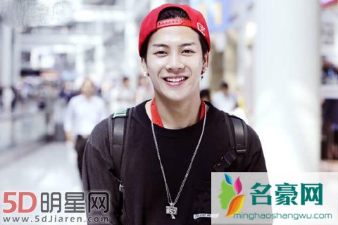 王嘉尔无表情就被批臭脸 偶尔后悔参加综艺