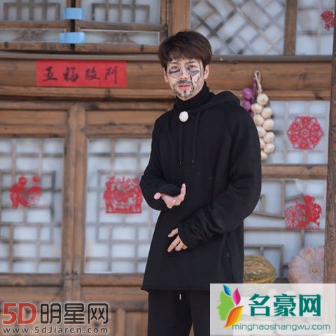 王嘉尔无表情就被批臭脸 偶尔后悔参加综艺