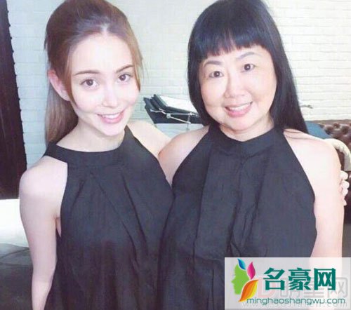 昆凌妈妈照片曝光 与曹格女儿相似度颇高