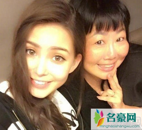 昆凌妈妈照片曝光 与曹格女儿相似度颇高