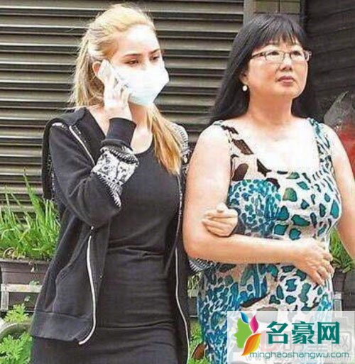昆凌妈妈照片曝光 与曹格女儿相似度颇高