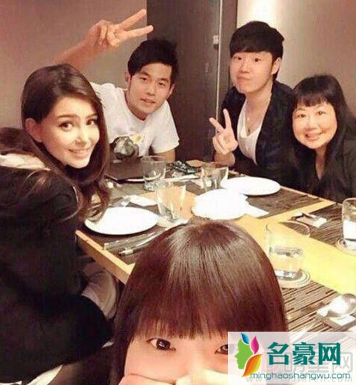 昆凌妈妈照片曝光 与曹格女儿相似度颇高