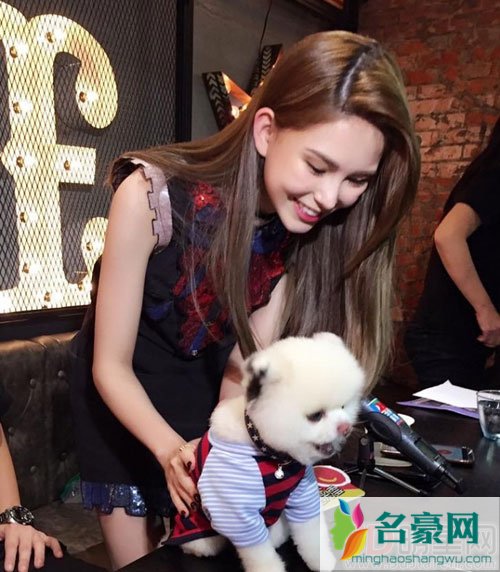 昆凌挺孕肚出席聚会 小鸟依人背靠周杰伦