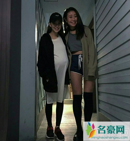 昆凌挺孕肚出席聚会 小鸟依人背靠周杰伦