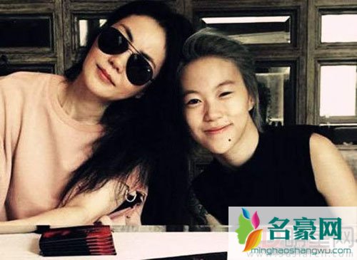 窦靖童祝王菲母亲节快乐 晒与妈妈合照笑容灿烂
