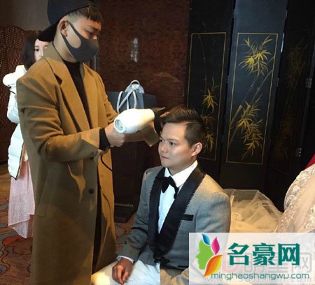 龙清泉带孩子补办婚礼 结婚两年欠妻子一个仪式