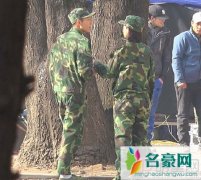 周冬雨张一山革命情谊深厚 穿迷彩勾肩搭背热聊不