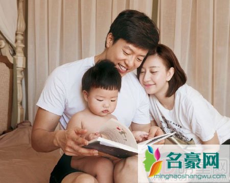 凌潇肃唐一菲儿子一岁生日 首曝一家三口全家福