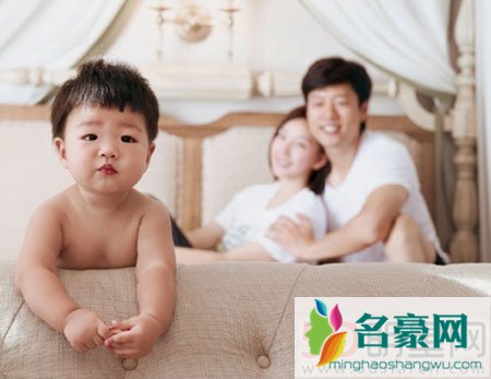 凌潇肃唐一菲儿子一岁生日 首曝一家三口全家福