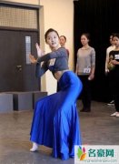 关晓彤身穿黑丝秀长腿 关晓彤练习傣族舞照片