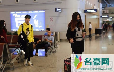 大张伟私生活中妻子是谁 大张伟现身机场与妻子秀恩爱